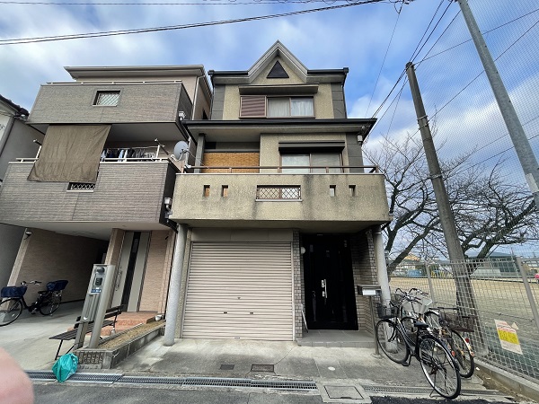 大阪府東大阪市　屋根塗装・外壁塗装　施工前の状態(外壁)　汚れの原因とは　ひび割れ (20)