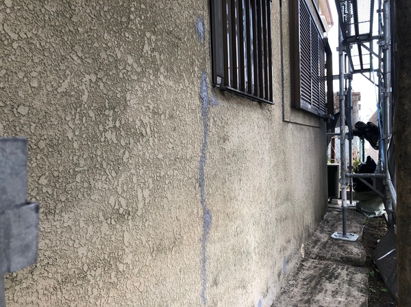 大阪府東大阪市　屋根塗装・外壁塗装　ひび割れ(クラック)の補修　Uカット処理 (2)